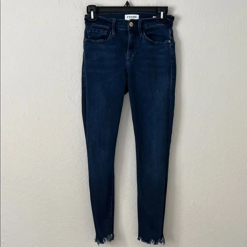 Like New! FRAME Le Skinny De Jeanne Raw Hem in Size 26